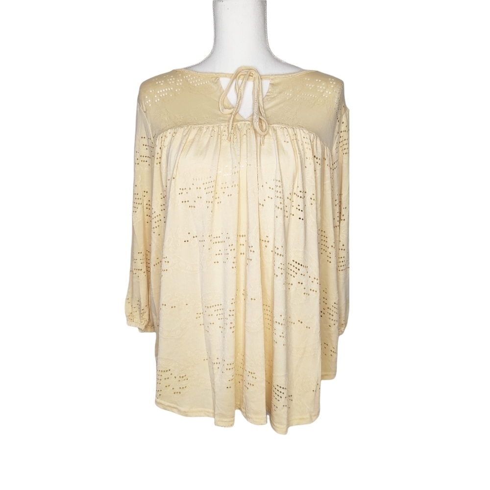 Women's Round Collar Three Quarter Length Sleeve Shirt In Pale Yellow Medium